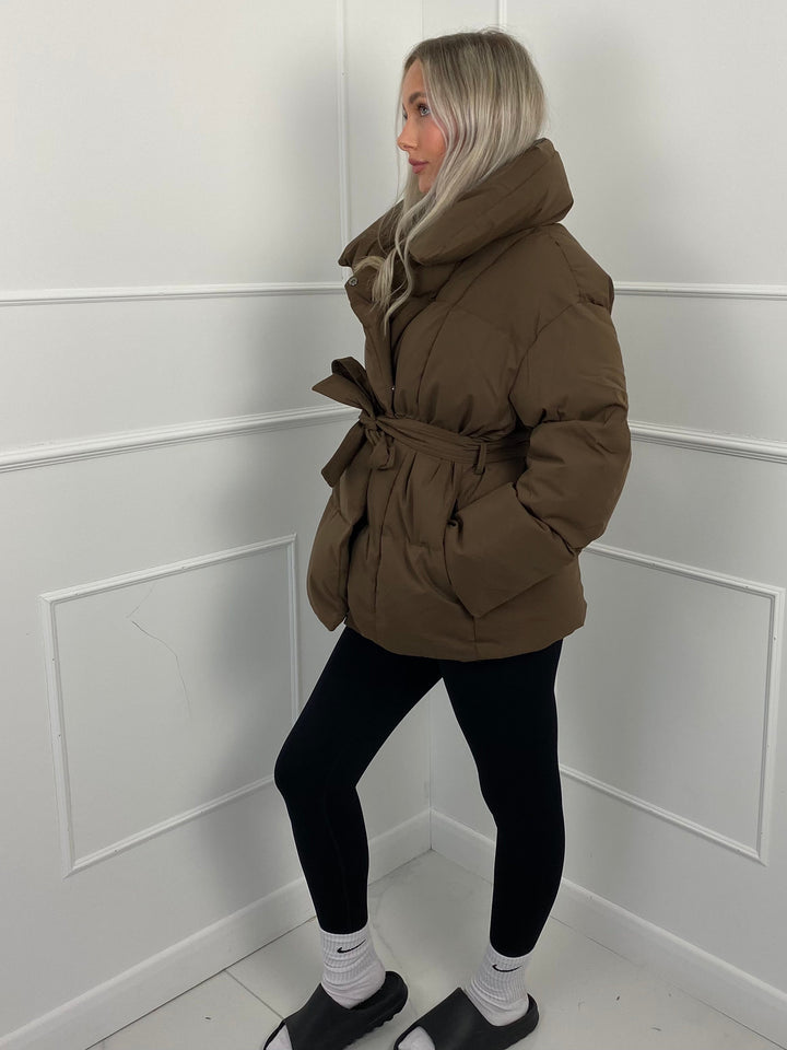 KARLY - Krátká péřová bunda s opaskem